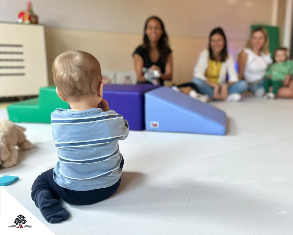 Bebé participando en una actividad de aula junto a otras familias y educadoras en un espacio de primera infancia del Colegio Juan de Lanuza.