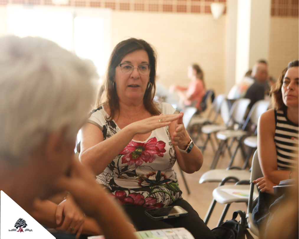 Docente participando en una sesión de formación sobre neurodiversidad junto a otros profesores del Colegio Juan de Lanuza.
