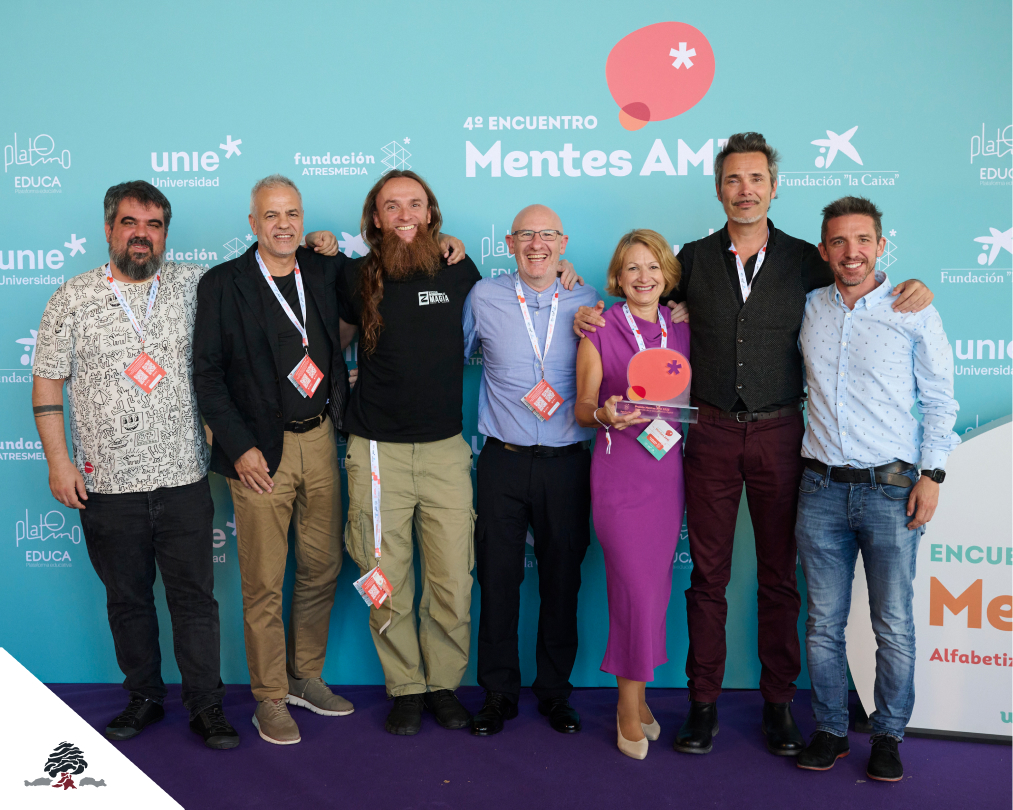 Representantes del Colegio Juan de Lanuza recogen el Premio Mentes AMI 2025 en Competencia Digital durante el IV Encuentro Mentes AMI en Madrid.