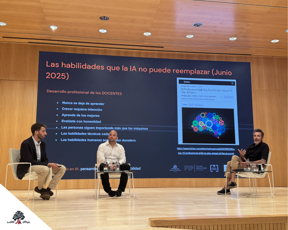 Mesa redonda sobre educación e inteligencia artificial durante el evento “Educación en tiempos de IA”, celebrado en Zaragoza.