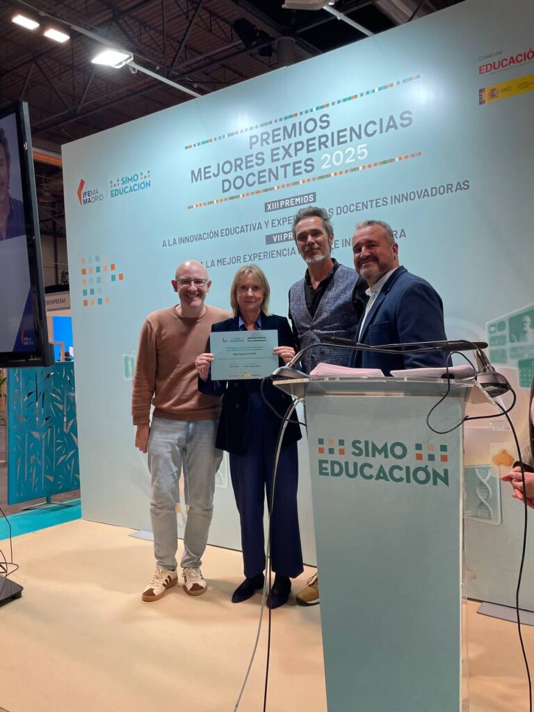 Representantes del Colegio Juan de Lanuza recogen el Premio a la Mejor Experiencia STEAM 2025 en SIMO Educación.