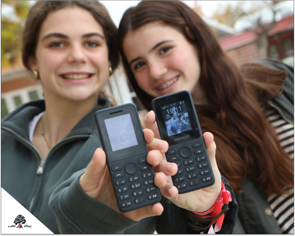 Alumnas de 3º de ESO del Colegio Juan de Lanuza muestran teléfonos móviles básicos como parte del proyecto educativo “Más Vida, Menos Redes” sobre bienestar digital.