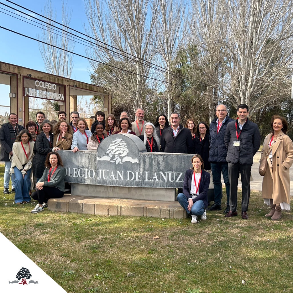 Representantes de 14 colegios participantes en la jornada de Benchmarking ACADE posan junto al monumento del Colegio Juan de Lanuza.
