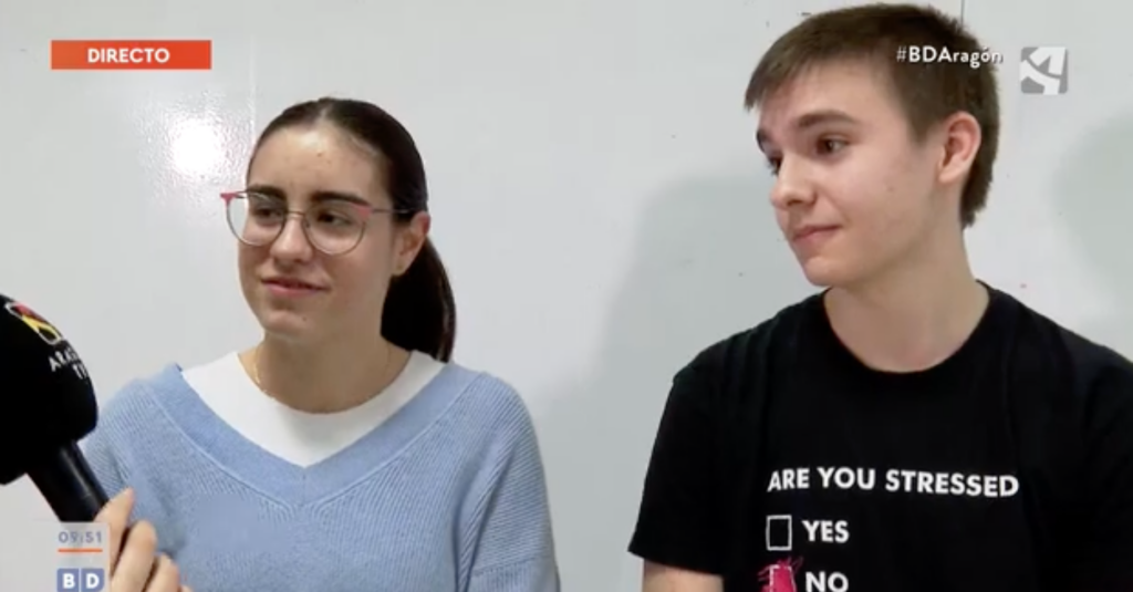 Alumnos de 1º de Bachillerato del Colegio Juan de Lanuza durante una entrevista en Aragón TV sobre el proyecto MakerSpace.
