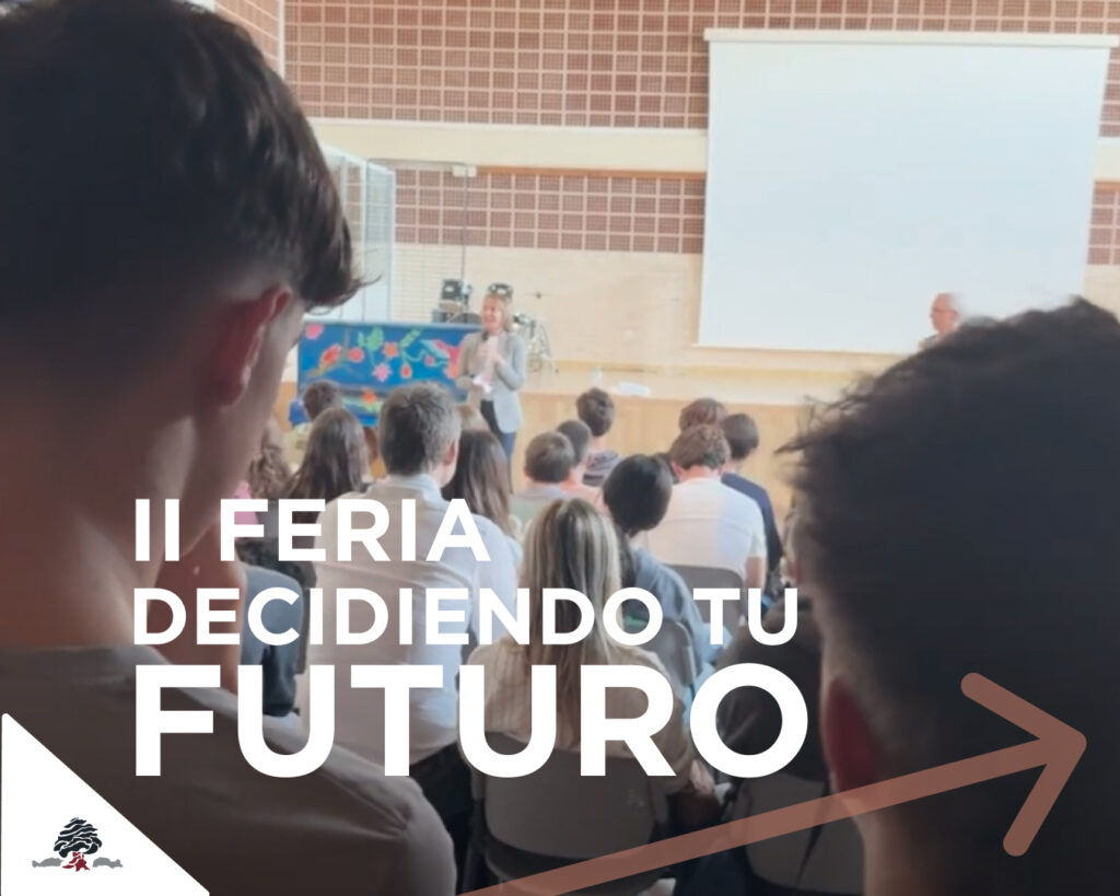 Alumnado de ESO y Bachillerato del Colegio Juan de Lanuza asiste a una charla durante la II Feria de Orientación Profesional «Decidiendo tu Futuro».