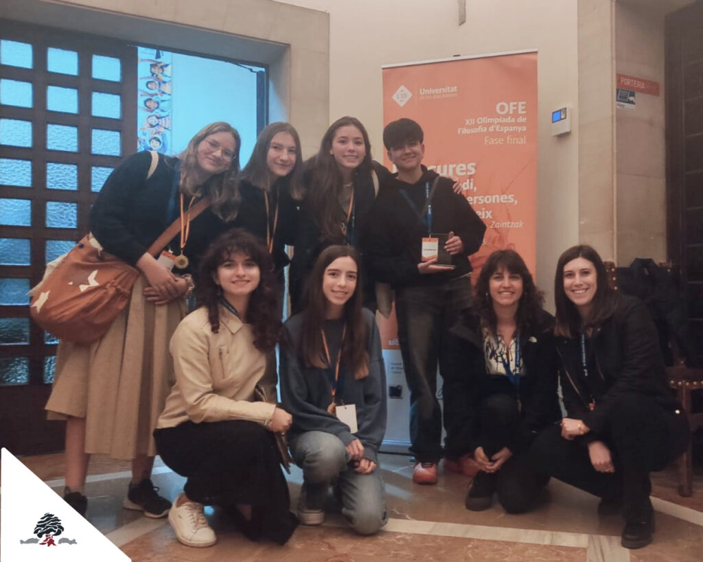 Zoe Marzo, alumna de 3º de ESO del Colegio Juan de Lanuza, junto a otros participantes y profesorado en la Olimpiada Nacional de Filosofía celebrada en Mallorca.