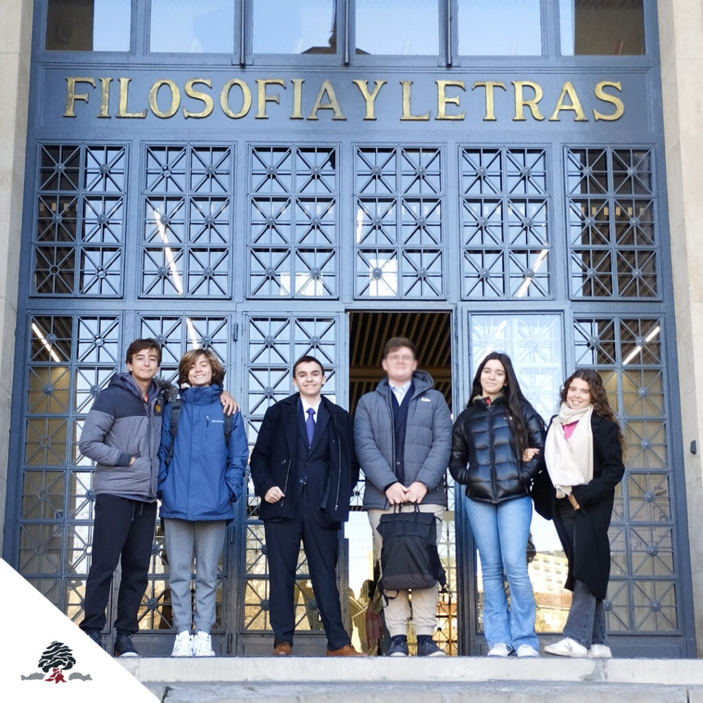 Alumnos del Colegio Juan de Lanuza frente a la Facultad de Filosofía y Letras durante la XII Olimpiada Aragonesa de Filosofía.