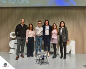 Alumno del Colegio Juan de Lanuza en el Congreso Nacional STEAM junto a un robot educativo, tras su participación como ponentes.