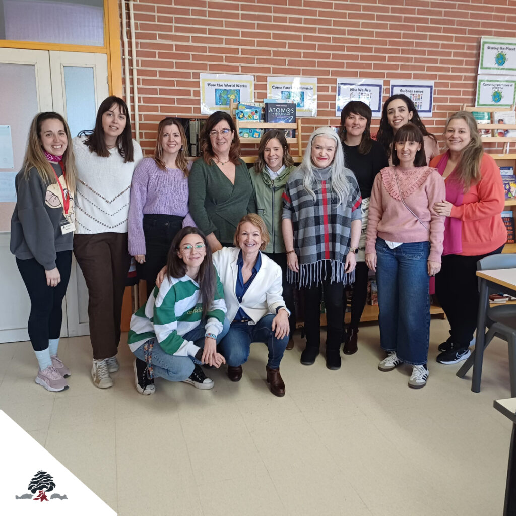 Coral Elizondo junto al equipo docente del Colegio Juan de Lanuza durante su visita para reforzar el compromiso con la educación inclusiva y el Diseño Universal para el Aprendizaje.