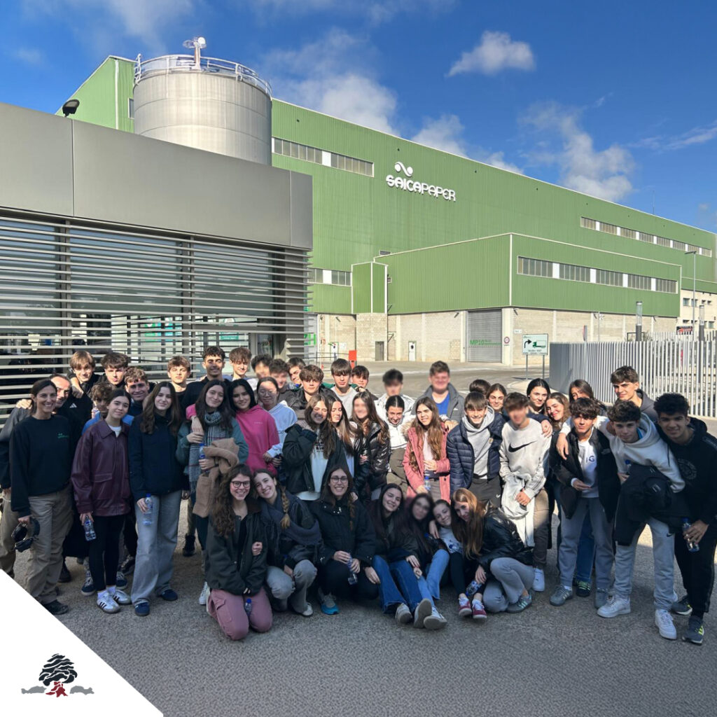 Alumnos de ESO y Bachillerato del Colegio Juan de Lanuza durante su visita a las instalaciones de SAICA con motivo del Día Internacional de la Mujer y la Niña en la Ciencia.