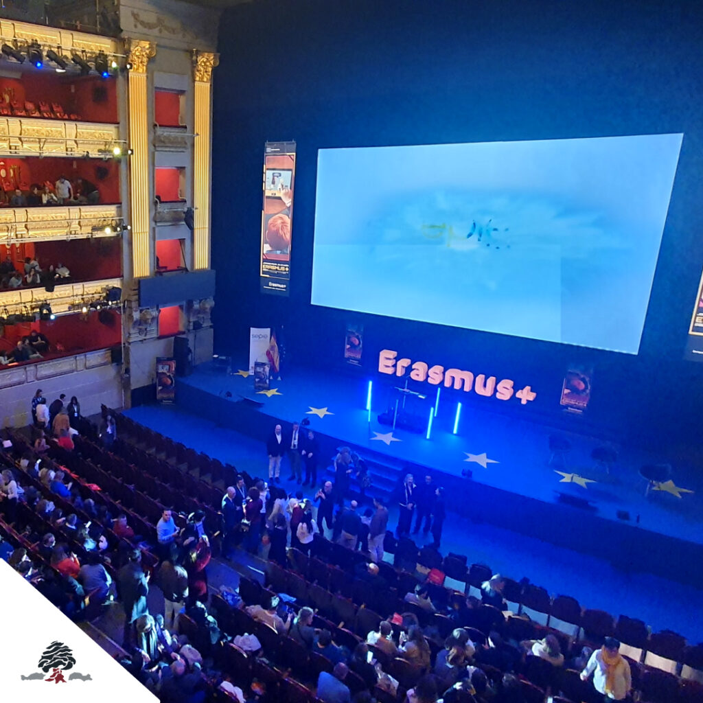 Evento anual Erasmus+ organizado por SEPIE en el Teatro Real de Madrid, con docentes asistentes y escenario iluminado con el logotipo Erasmus+.