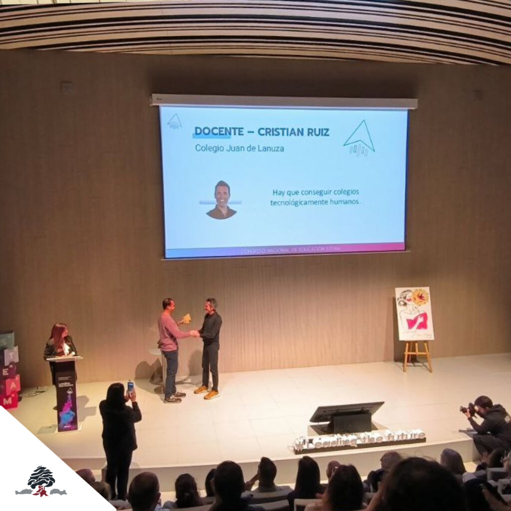 Cristian Ruiz recibe el reconocimiento como Mejor Profesor STEAM durante el I Congreso Nacional de Educación STEAM, en un acto celebrado en el auditorio principal.