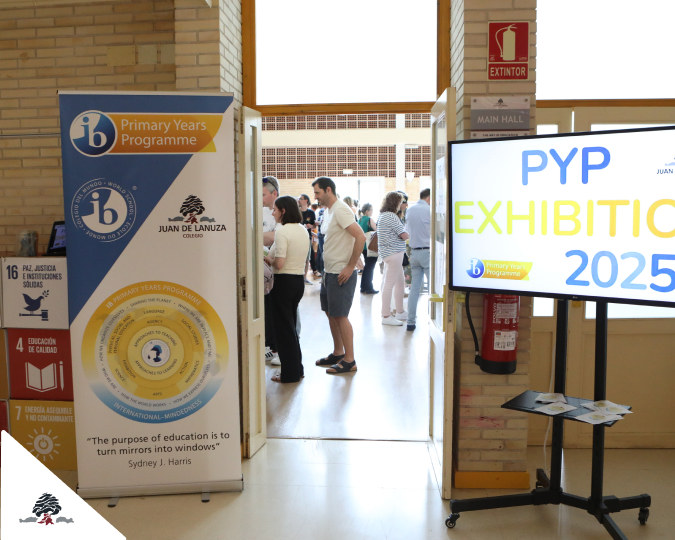 Espacio de la Exposición PEP 2025 de 6º de Primaria en el Colegio Juan de Lanuza, con paneles informativos y visitantes durante el evento.