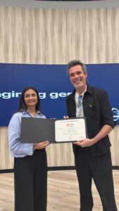 Cristian Ruiz Reinales recibe el reconocimiento del Top 50 del Global Teacher Prize durante el encuentro internacional SPARK 2026 en Dubái.