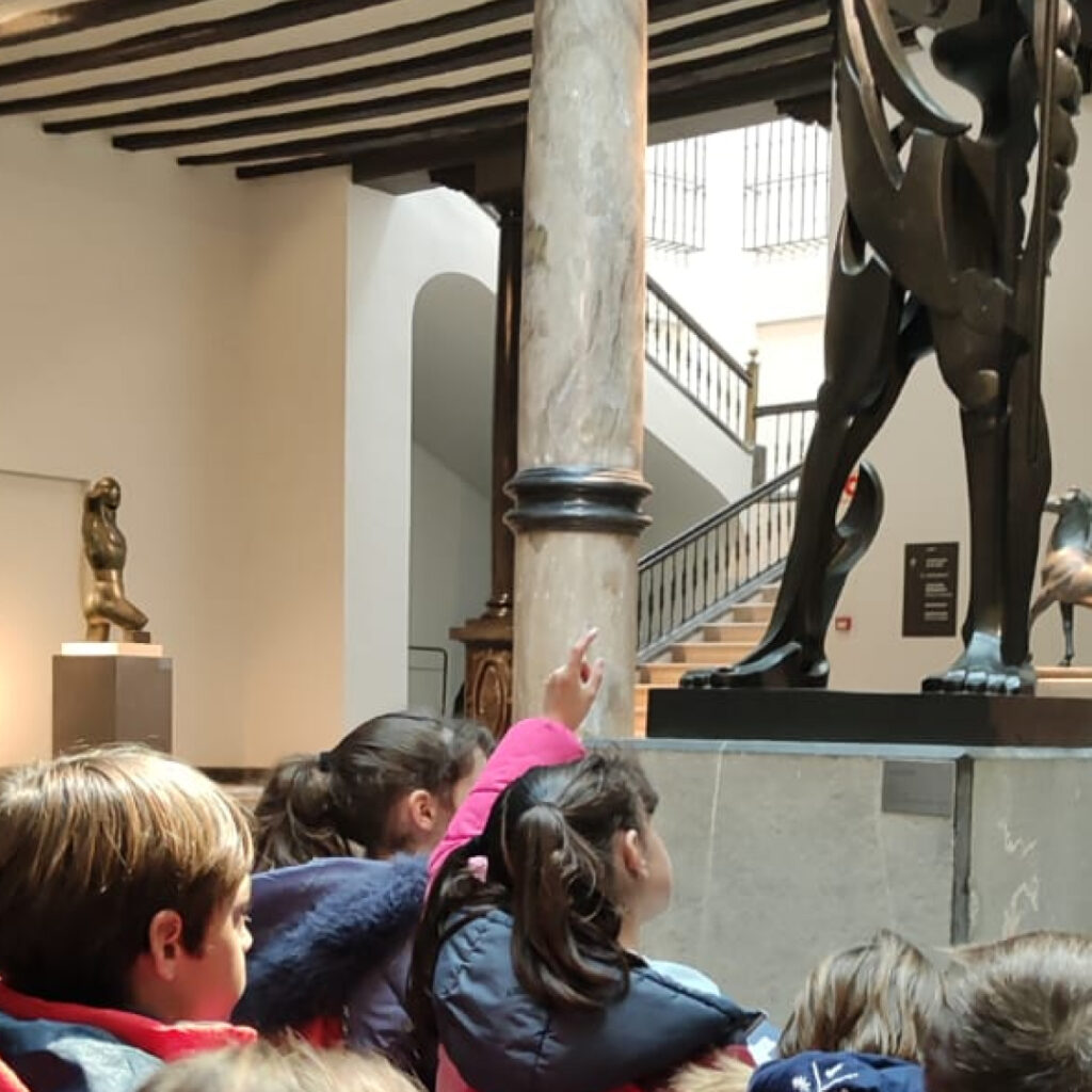 Alumnos de 3º de Primaria observan una escultura de Pablo Gargallo durante su visita al museo en Zaragoza.