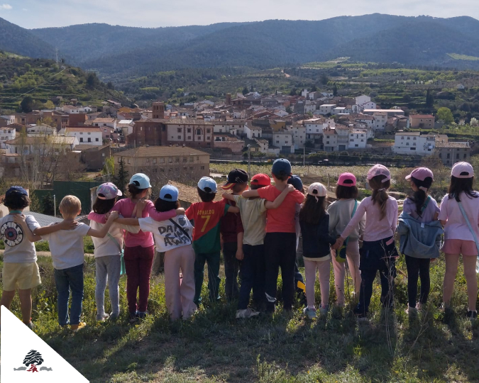 Alumnado de 2º de Primaria del Colegio Juan de Lanuza observa el entorno natural durante su estancia en la Granja Escuela El Casón, en Tobed.