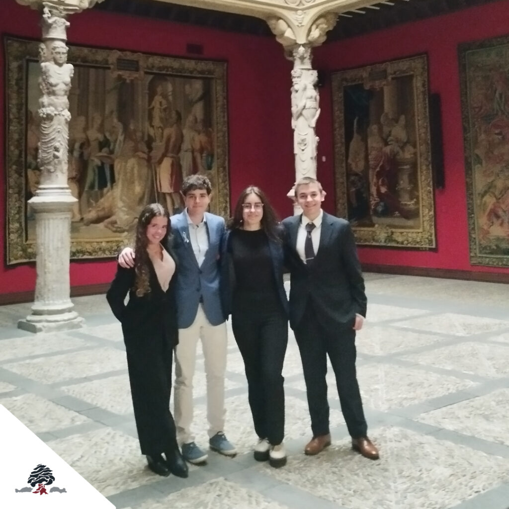 Alumnos de 1º de Bachillerato del Colegio Juan de Lanuza durante la fase regional del Model European Parliament en un espacio expositivo.