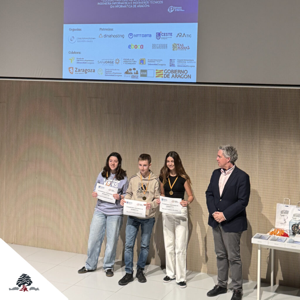 Alumnos del Colegio Juan de Lanuza recibiendo premios en las IV Olimpiadas Informáticas de Aragón.