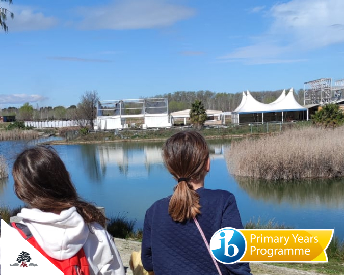 Alumnas de 3º de Primaria observando el entorno natural del Meandro de Ranillas durante una salida educativa del Primary Years Programme.
