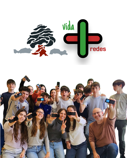 Alumnos y profesores de 4º de la ESO participando en el proyecto “Más vida, menos redes” mostrando móviles básicos durante la prueba piloto de desconexión digital en el Colegio Juan de Lanuza.