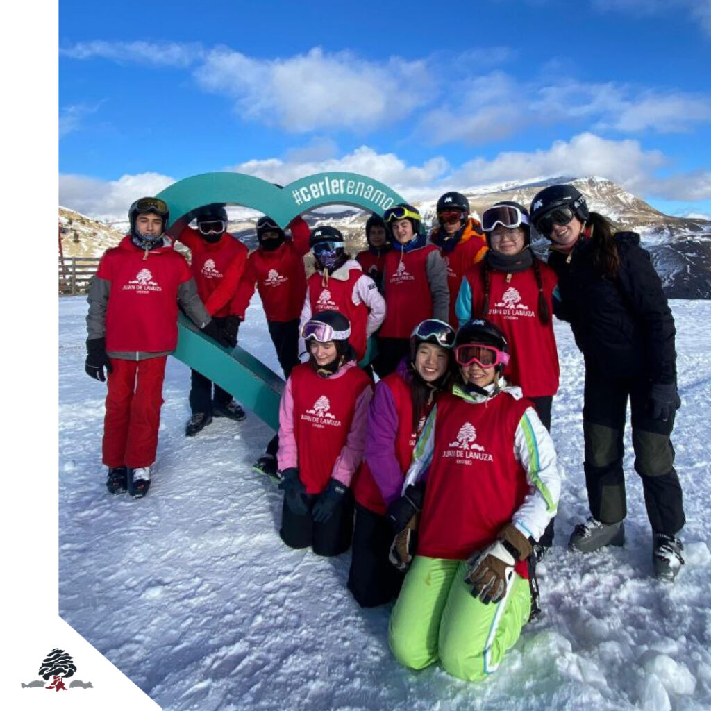 Alumnos de Secundaria y Bachillerato del Colegio Juan de Lanuza durante la Semana Blanca en las pistas de Cerler, Benasque.