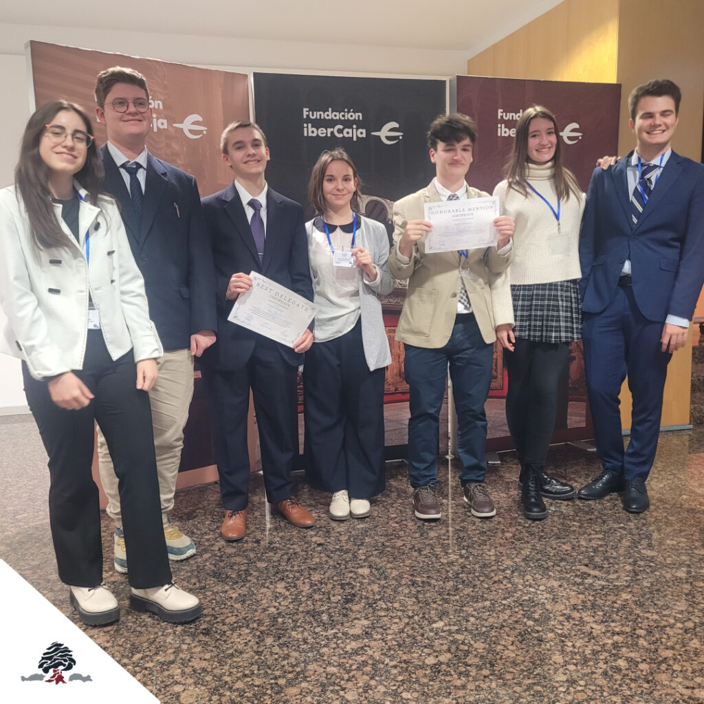 Alumnos del Colegio Juan de Lanuza posan con sus diplomas en la IV edición de ZARAMUN, celebrada en Zaragoza.