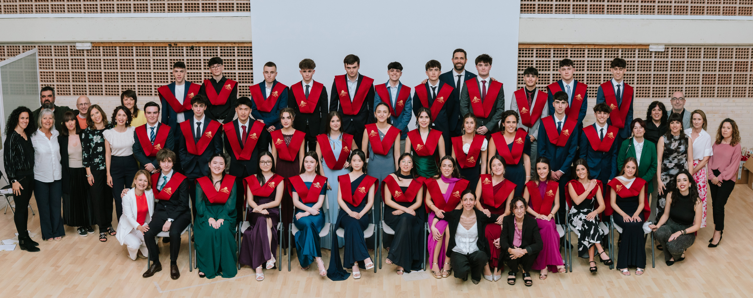Foto oficial de la graduación de la Promoción 2026 del Colegio Juan de Lanuza con alumnado y profesorado reunidos en el acto de fin de etapa.