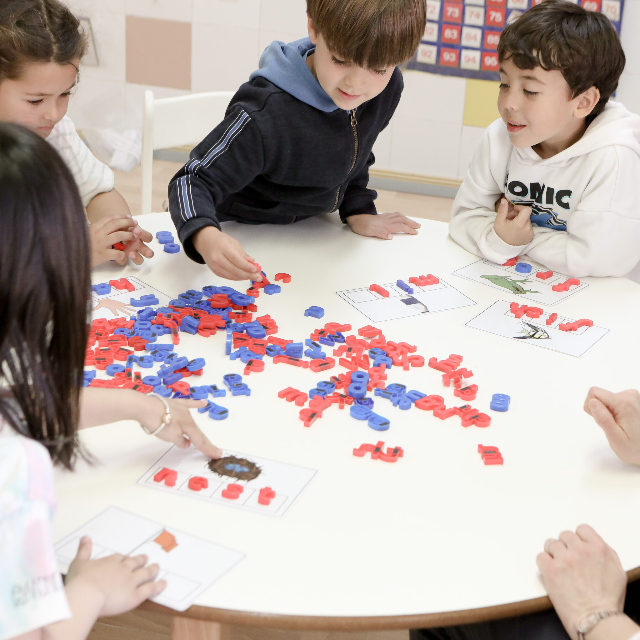 Niños y niñas de Educación Infantil realizando actividades de Jolly Phonics para el aprendizaje de los sonidos y la lectoescritura en inglés en el Colegio Juan de Lanuza.